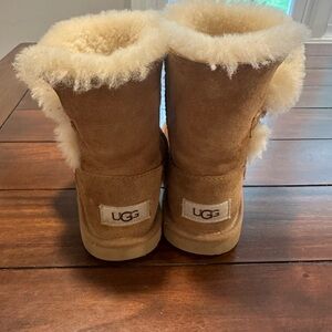 UGG Bailey Button